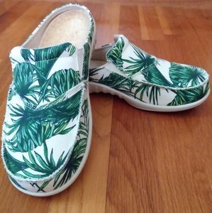 NWOT- Spenco Palm Print Slip On Sneakers